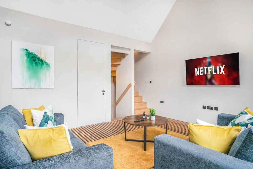 Tottenham- Exquisite 4-Bed Retreat With Ping Pong And Pool - Sleeps 7, Free Parking, Contractors & Long Stays Welcome Londra Dış mekan fotoğraf