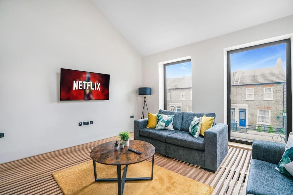 Tottenham- Exquisite 4-Bed Retreat With Ping Pong And Pool - Sleeps 7, Free Parking, Contractors & Long Stays Welcome Londra Dış mekan fotoğraf