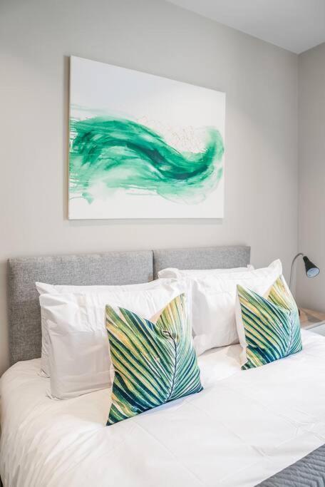 Tottenham- Exquisite 4-Bed Retreat With Ping Pong And Pool - Sleeps 7, Free Parking, Contractors & Long Stays Welcome Londra Dış mekan fotoğraf