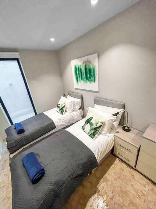 Tottenham- Exquisite 4-Bed Retreat With Ping Pong And Pool - Sleeps 7, Free Parking, Contractors & Long Stays Welcome Londra Dış mekan fotoğraf