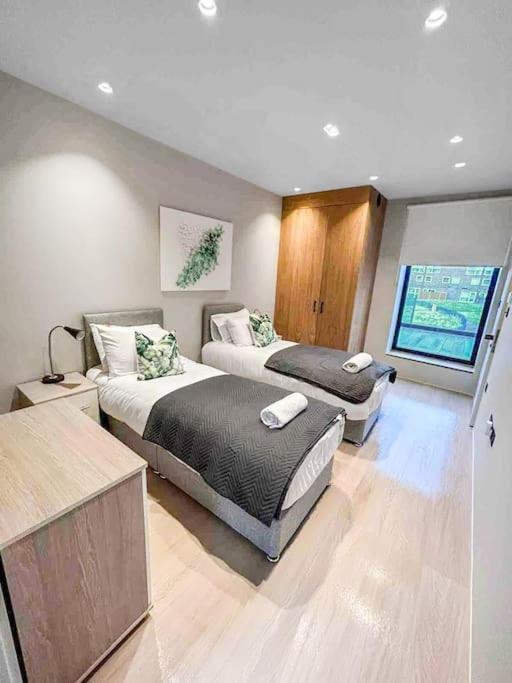 Tottenham- Exquisite 4-Bed Retreat With Ping Pong And Pool - Sleeps 7, Free Parking, Contractors & Long Stays Welcome Londra Dış mekan fotoğraf