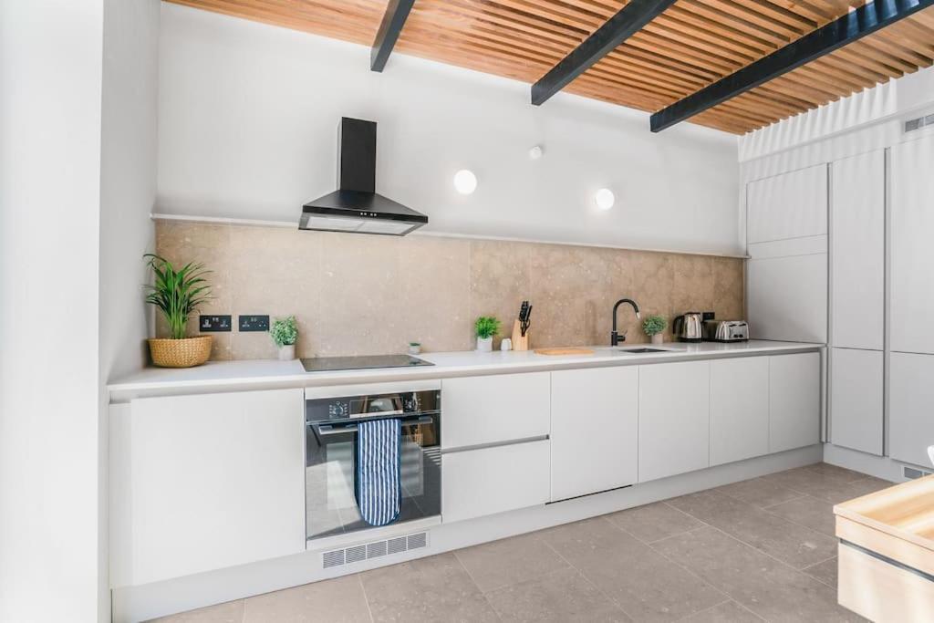 Tottenham- Exquisite 4-Bed Retreat With Ping Pong And Pool - Sleeps 7, Free Parking, Contractors & Long Stays Welcome Londra Dış mekan fotoğraf