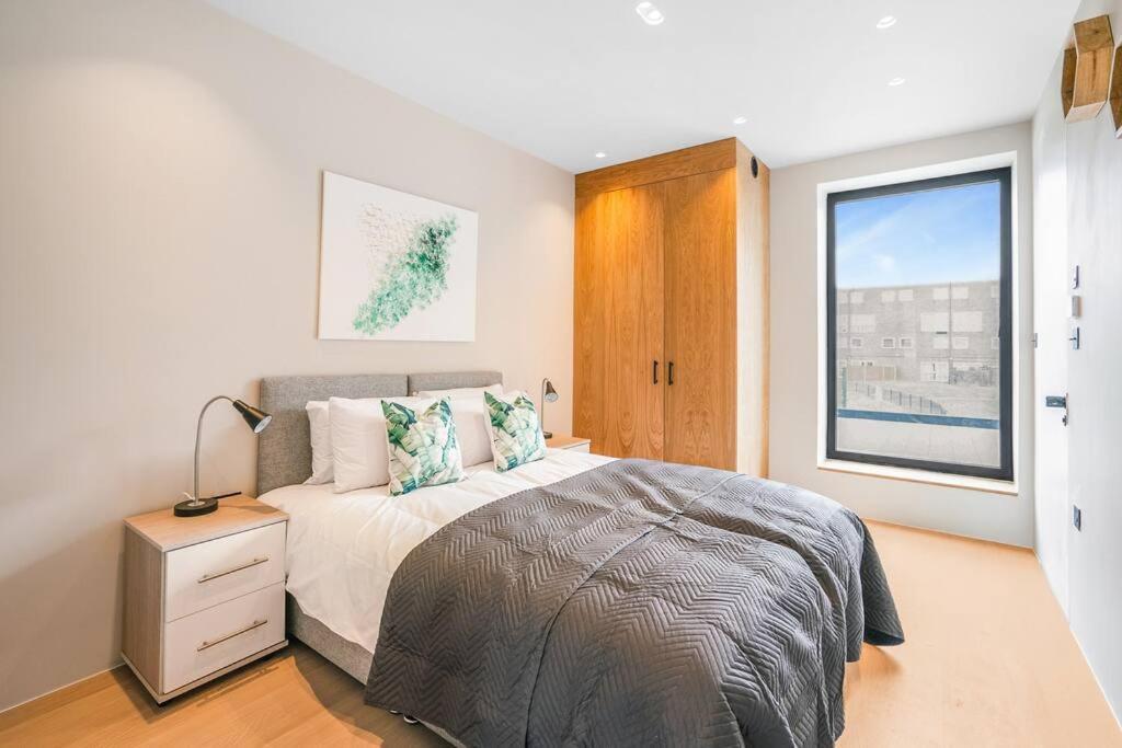 Tottenham- Exquisite 4-Bed Retreat With Ping Pong And Pool - Sleeps 7, Free Parking, Contractors & Long Stays Welcome Londra Dış mekan fotoğraf